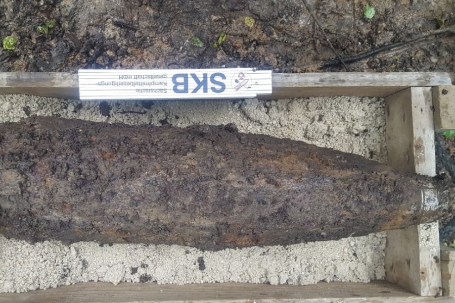 Explosionsgefahr: Firma sprengt Granate - Eine 15-Zentimeter-Sprenggranate ist am Mittwochmorgen gezielt im Ottendorfer Wald gesprengt worden. Das hat für Aufsehen gesorgt.