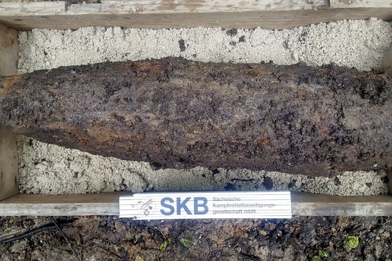 Explosionsgefahr: Firma sprengt Granate - Eine 15-Zentimeter-Sprenggranate ist am Mittwochmorgen gezielt im Ottendorfer Wald gesprengt worden. Das hat für Aufsehen gesorgt.