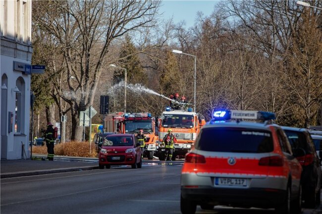 Für den Einsatz an der Ecke Goethe-/Jößnitzer Straße sperrte die Feuerwehr weiträumig ab. Es bestand Explosionsgefahr.