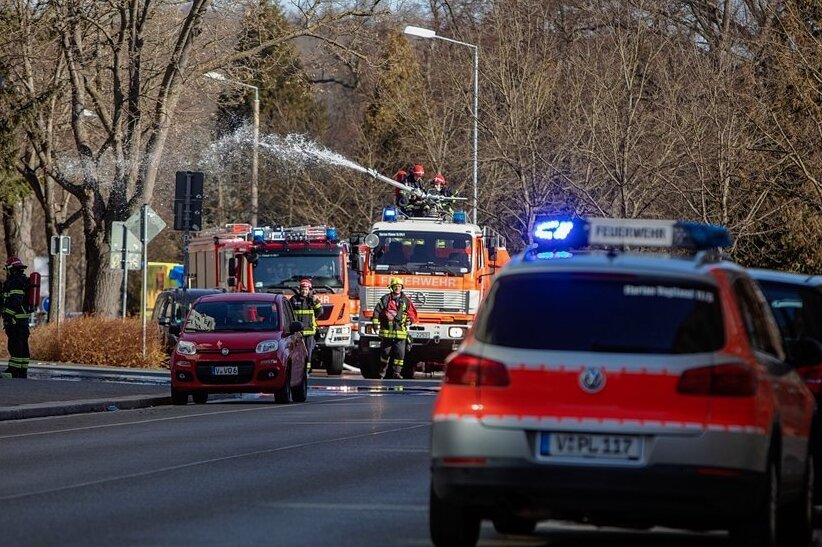 Explosionsgefahr in Plauen: Gasflaschen fangen bei Schweißarbeiten Feuer - Für den Einsatz an der Ecke Goethe-/Jößnitzer Straße sperrte die Feuerwehr weiträumig ab. Es bestand Explosionsgefahr.