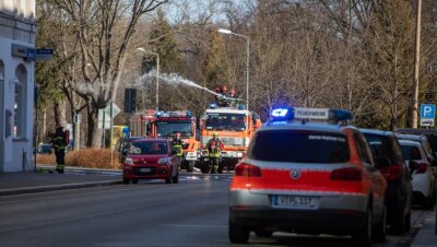 Explosionsgefahr in Plauen: Gasflaschen fangen Feuer - Für den Einsatz an der Ecke Goethe-/Jößnitzer Straße ließ die Feuerwehr weiträumig absperren. Es bestand Explosionsgefahr. 