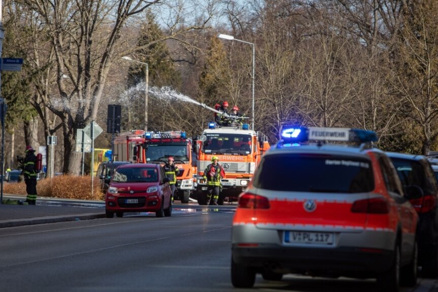 Explosionsgefahr in Plauen: Gasflaschen fangen Feuer - Für den Einsatz an der Ecke Goethe-/Jößnitzer Straße ließ die Feuerwehr weiträumig absperren. Es bestand Explosionsgefahr. 