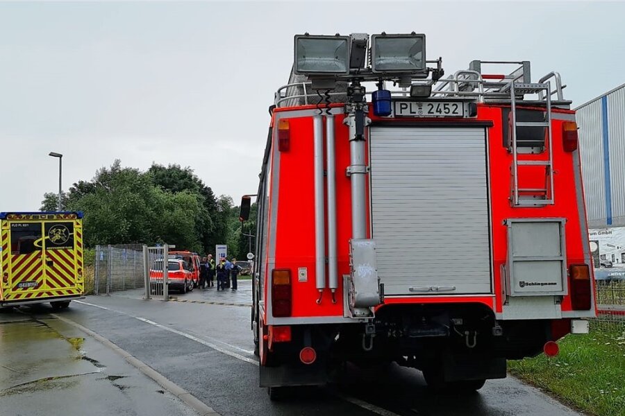 Explosionsgefahr wegen undichtem Sauerstofftank: Feuerwehreinsatz in Plauen - Rettungseinsatz im Gewerbegebiet am Leuchtsmühlenweg in Plauen: Feuerwehr und Polizei sind wegen eines undichten Tanks vor Ort.