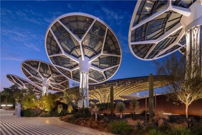 Expo 2020: Dubai präsentiert die Zukunft - Sieht nicht nur futuristisch aus, sondern liefert auch Energie: der Nachhaltigkeitspavillon auf der Expo mit Solar-Bäumen, die der Sonne folgen.