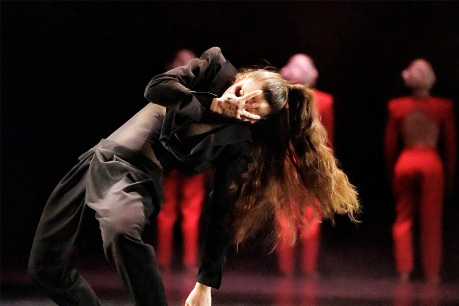 Extra-Termin für Tanzstück „Masken“ am Plauener Vogtlandtheater - Ensemblemitglied Kristina Kelly Zaidner tanzt im Ballettstück „Masken“.