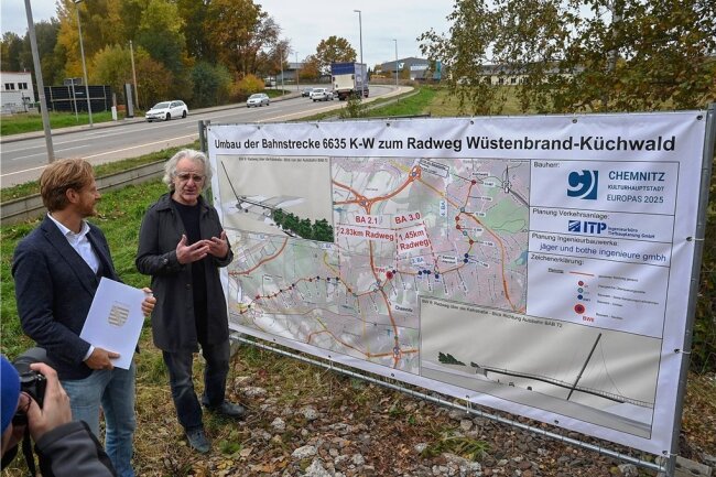 Extrabreit und mit Überflieger: Das sind die Pläne für den neuen XL-Radweg in Chemnitz - Baubürgermeister Michael Stötzer (links) und Brückenbauingenieur Eckhard Bothe am Standort der künftigen Radwegbrücke über den Autobahnzubringer Kalkstraße. 