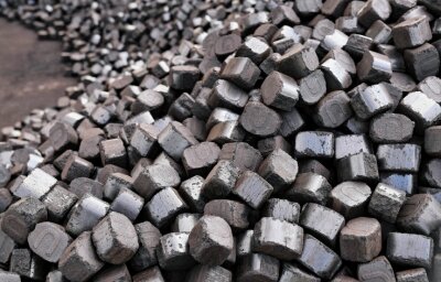 Extreme Nachfrage: Holz und Kohle werden knapp - Bei einem Brennstoffhändler in Seelitz sind zumindest lose Briketts, hier vom Hersteller Union, nicht knapp. 