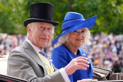 Exzentrische Hüte: Britinnen feiern in Ascot - König Charles III. (l) und Königin Camilla kommen in einer Kutsche in Ascot an.
