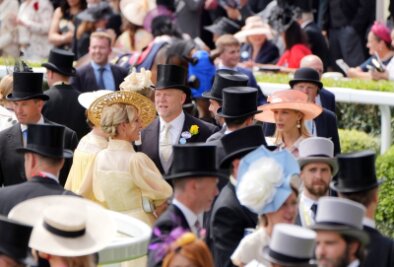 Exzentrische Hüte: Britinnen feiern in Ascot - Zara Tindall, Tochter von Prinzessin Anne, kommt mit ihrem Mann Mike Tindall zum Pferderennen.