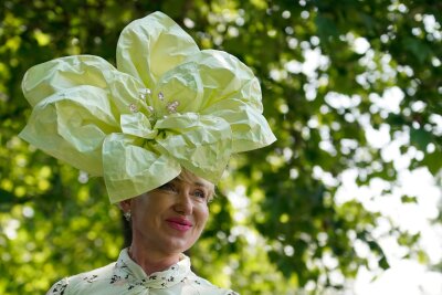 Exzentrische Hüte: Britinnen feiern in Ascot - Wenn ein Hut zur Blume wird...