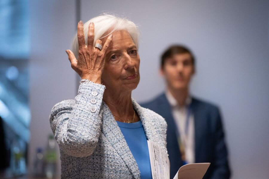EZB-Präsidentin will bei Leitzinsen Fuß auf Bremse lassen - EZB-Präsidentin Christine Lagarde hat die letzte Entscheidung der Europäischen Zentralbank zum Leitzins erklärt.