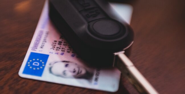 Führerscheinstelle erlebt Umtausch-Welle - Ziel des Führerscheinumtauschs: Der neue, fälschungssichere Führerschein in Scheckkartenformat. Bis 2033 müssen Millionen der älteren "rosa Führerscheine" umgetauscht werden. 