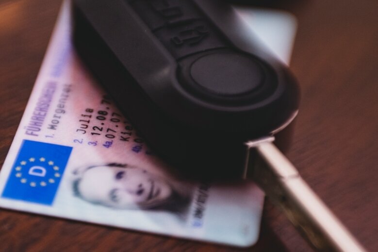Führerscheinstelle erlebt Umtausch-Welle - Ziel des Führerscheinumtauschs: Der neue, fälschungssichere Führerschein in Scheckkartenformat. Bis 2033 müssen Millionen der älteren "rosa Führerscheine" umgetauscht werden. 