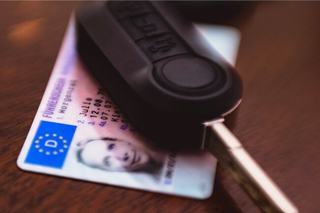 Führerscheinstelle im Vogtland erlebt Umtauschwelle und bittet Bürger um mehr Geduld - Ziel des Führerscheinumtauschs: Der neue, fälschungssichere Führerschein in Scheckkartenformat. Bis 2033 müssen Millionen der älteren "rosa Führerscheine" umgetauscht werden. 