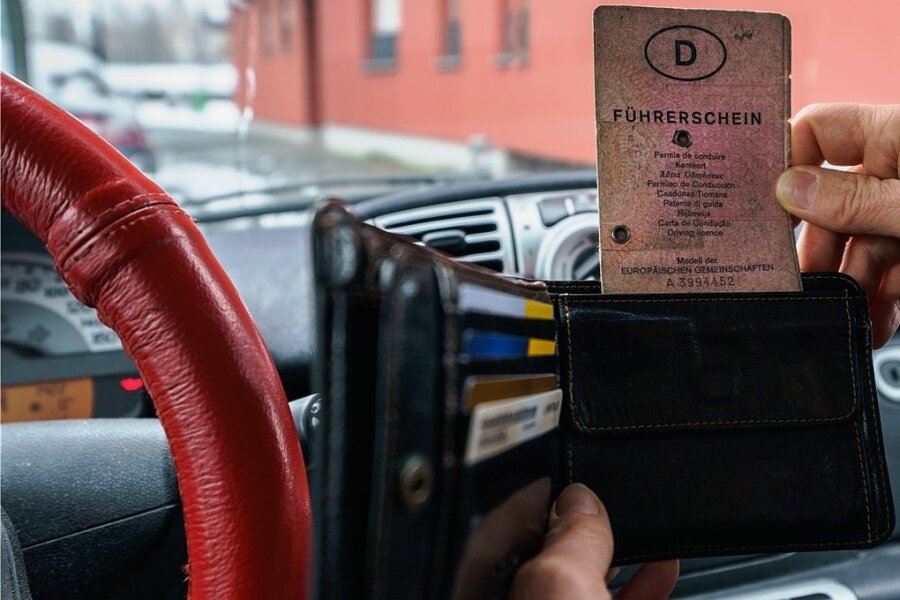 Führerscheintausch im Vogtlandkreis jetzt auf dem Postweg möglich - Der rosa Führerschein ist ein Auslaufmodell. Bis 2033 müssen Millionen von Führerscheinen umgetauscht werden, damit sie fälschungssicherer sind.
