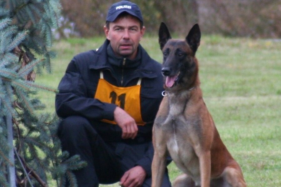 Polizeihauptmeister Gerd Reichel mit dem belgischen Schäferhund Desperado.