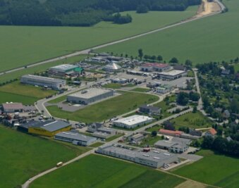 Fünf Firmen wollen bauen - 
              <p class="artikelinhalt">Der Gewerbepark Hilmersdorf/Heinzebank soll in Richtung Lauta vergrößert werden. Für fünf Hektar gibt es bereits grünes Licht, insgesamt will der Zweckverband jedoch um zwölf bis 15 Hektar erweitern. </p>
            