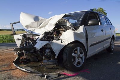 Ein Skoda und ein Opel sind am Samstag im Erzgebirge zusammengestoßen. Fünf Menschen wurden verletzt.