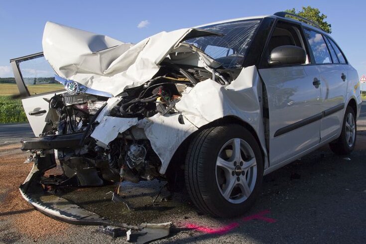 Ein Skoda und ein Opel sind am Samstag im Erzgebirge zusammengestoßen. Fünf Menschen wurden verletzt.