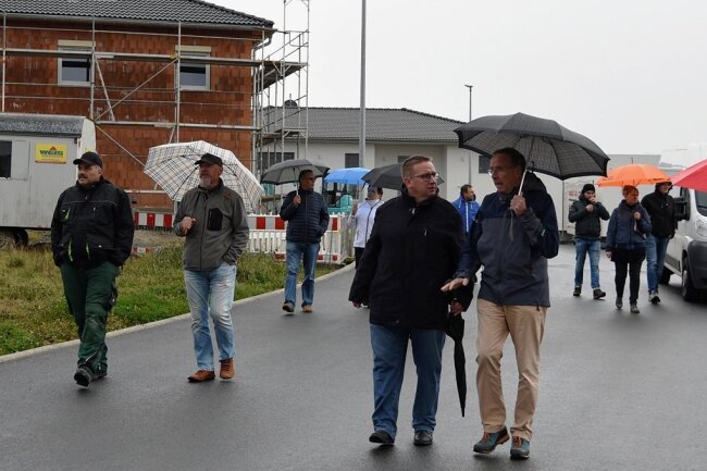 Für Oelsnitzer Wohngebiet Tempo 30 gefordert - Anwohner Peter Runge (rechts) hat im Gespräch mit OberbürgermeisterMario Horn (CDU) seinen Wunsch nach einer Geschwindigkeitsbegrenzung formuliert.
