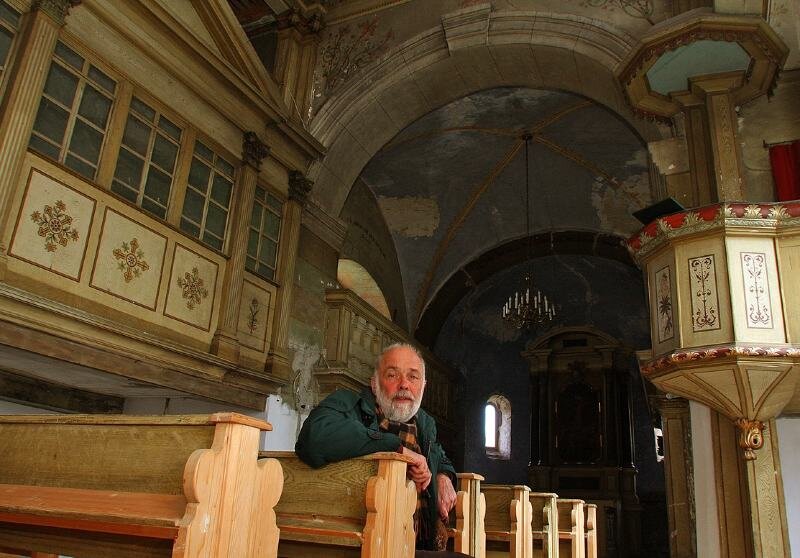 
              <p class="artikelinhalt">Pfarrer Lutz Tauber gewährte einen Blick ins Innere der Kirche.</p>
            