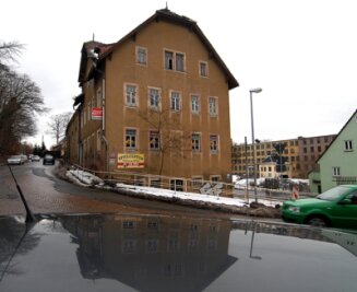 Für Schandflecke schlägt die letzte Stunde - 
              <p class="artikelinhalt">Das ehemalige Kulturhaus der Baumwollspinnerei (später Spielothek) in der Dresdener Straße in Mittweida wird abgerissen.</p>
            