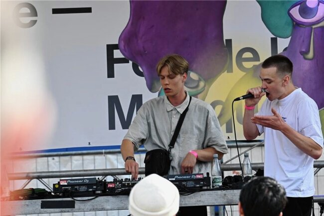 Fête de la Musique: Die Party wird noch größer - Impression von der Fete de la Musique 2022 als in der Innenstadt auf und an mehreren Bühnen getanzt wurde und im Stadthallenpark die "Restlees Boys" für Stimmung sorgten.