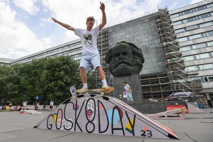 Fête de la Musique in Chemnitz: Glück gehabt! - Die Bühne am Marx-Monument wird zum Treffpunkt der Skater.