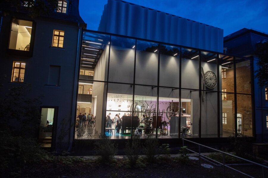 „Fabrik der Fäden“ in Plauen repräsentiert Vogtland beim Tag der Architektur - Die neue Nordfassade der „Fabrik der Fäden“ mit ihrem Gardinen-Motiv aus Aluminiumlamellen auf der Dachkonstruktion.