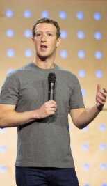 Facebook-Chef Zuckerberg in Berlin: Frag Mark! - Zuckerberg auf dem Podium: Beim Umgang mit Hasskommentaren zeigte er Einsicht. Die bisherigen Maßnahmen reichten nicht aus.