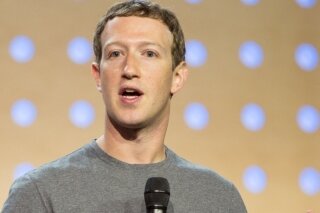 Facebook-Chef Zuckerberg in Berlin: Frag Mark! - Zuckerberg auf dem Podium: Beim Umgang mit Hasskommentaren zeigte er Einsicht. Die bisherigen Maßnahmen reichten nicht aus.