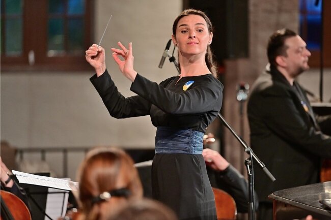 Oksana Lyniv dirigierte das Netzwerkorchester zur Eröffnung des Sächsischen Mozartfestes mit sparsamer Geste. 