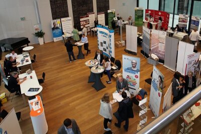 Fachkräftebörse in Zwickau: Wie Firmen locken - Bei der Fachkräftebörse unter dem Motto "Zeit für einen Neuanfang" präsentierten sich mehr als 30 Firmen, Vereine und Institutionen im Ratssaal und im Foyer. 