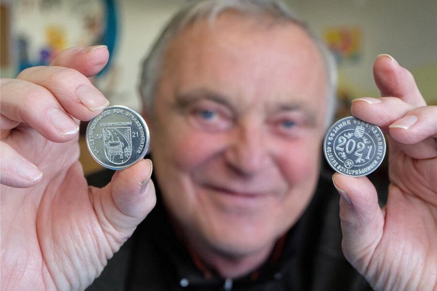Fachleute schätzen in Oelsnitz Wert von Münzen - Lothar Pfüller mit zwei neu geprägten Medaillen. Am Wochenende laden die Numismatiker zu einer Veranstaltung.