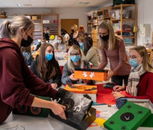 Fachschule in Rochlitz spürt den Bedarf an Erziehern - Schüler und Lehrkräfte arbeiten im Kreativraum der Euro-Akademie an Dekorationen und Spielen. 