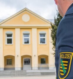 Fachschule Schneeberg: Beleidigte Polizeianwärter Mitschüler rassistisch? - Auf dem Gelände der ehemaligen Jägerkaserne ist seit 2015 Sachsens modernste Polizeischule entstanden.