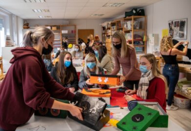 Fachschule spürt den Bedarf an Erziehern - Schüler und Lehrkräfte arbeiten im Kreativraum der Euro-Akademie an Dekorationen und Spielen. 