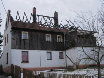 Fachwerkhaus brennt nieder - drei Bewohner können sich retten - 