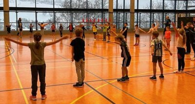Fähigkeiten an anspruchsvollen Stationen getestet - Beim Handball-Aktionstag der Klassen 2 und 3 der Klingenthaler Grundschule und des HV 90 waren die Knirpse mit großem Eifer bei der Sache. 