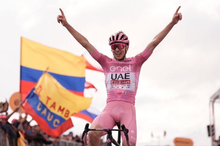 "Fährt in einer anderen Welt": Pogacar dominiert den Giro - Der Slowene Tadej Pogacar jubelt nach seinem Sieg.