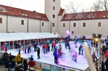 Fällt das Eislaufen im Schlosshof aus? - Eisbahn im Schloßhof Schloß Freudenstein in Freiberg. 