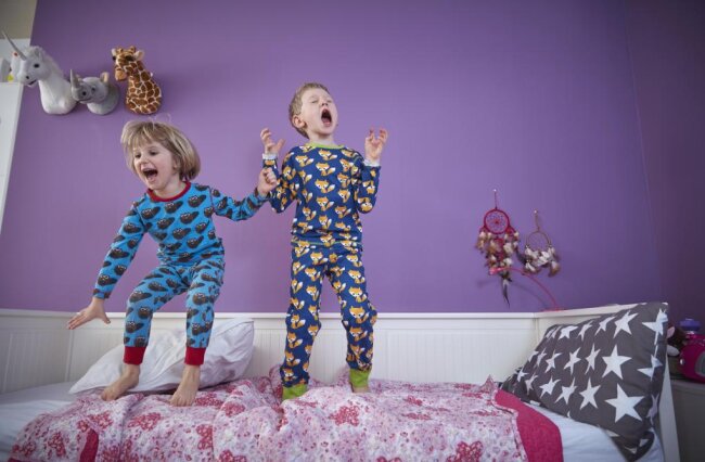 Alarm im Kinderzimmer: Jungen sind oft die impulsiveren Kinder. Aber auch Mädchen können sich kämpferisch zeigen, wenn sie gleichgeschlechtliche Vorbilder haben. 