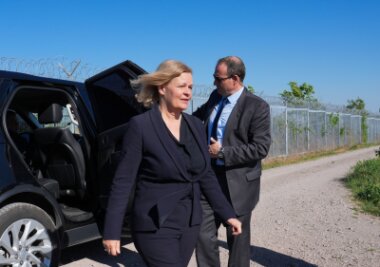 Faeser in Bulgarien: Stacheldraht an der EU-Außengrenze - Bundesinnenministerin Nancy Faeser (SPD) besichtigt die "Grüne Grenze" zwischen der Türkei und Bulgarien.