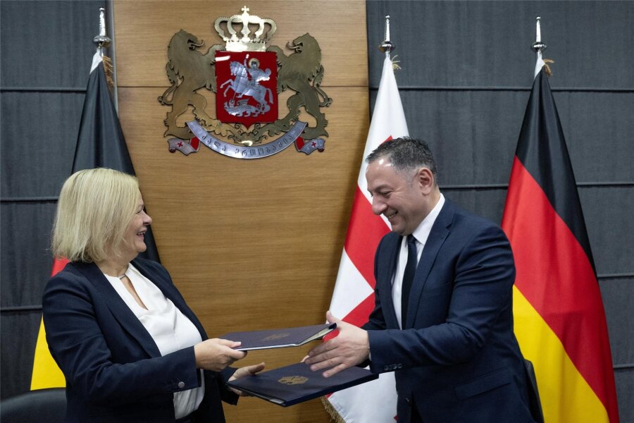 Faeser schließt Abkommen mit Georgien - Bundesinnenministerin Nancy Faeser und ihr georgischer Amtskollege Vakhtang Gomelauri mit dem Migrationsabkommen.