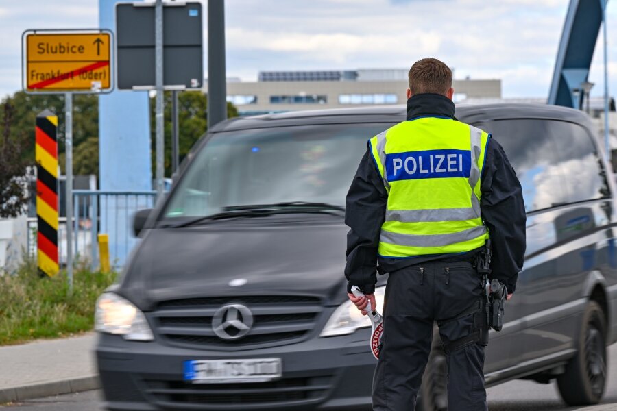 Faeser verlängert Grenzkontrollen um sechs Monate - Die Bundespolizei kontrolliert den Einreiseverkehr am deutsch-polnischen Grenzübergang Stadtbrücke zwischen Frankfurt (Oder) und Slubice.