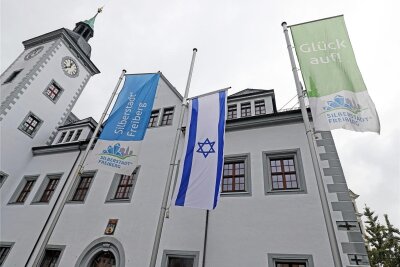 Fahne auf Halbmast: In der Partnerstadt von Freiberg in Israel sind Raketen eingeschlagen - Die israelische Fahne vor dem Freiberger Rathaus weht auf Halbmast.