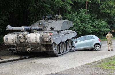 Fahranfängerin übersieht Panzerkolonne - Auto zerquetscht - 
