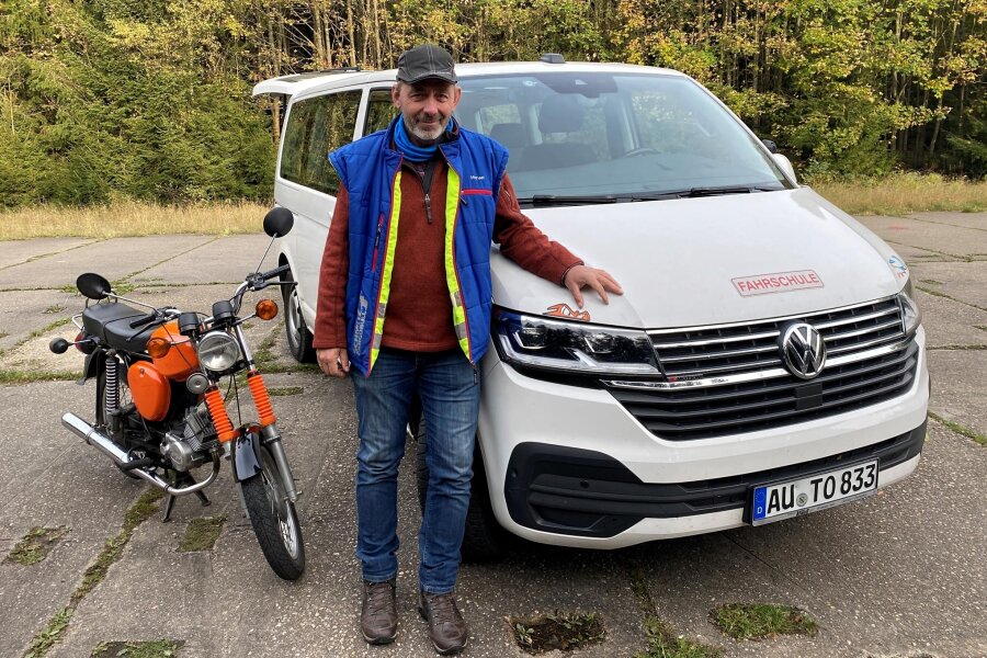 Fahrausbildung auf Simson-Mopeds im Erzgebirge: „Schreiben derzeit Termine für Sommer 2025 auf“ - Fahrlehrer Michael Vogl mit seinem Simson S51 Comfort.