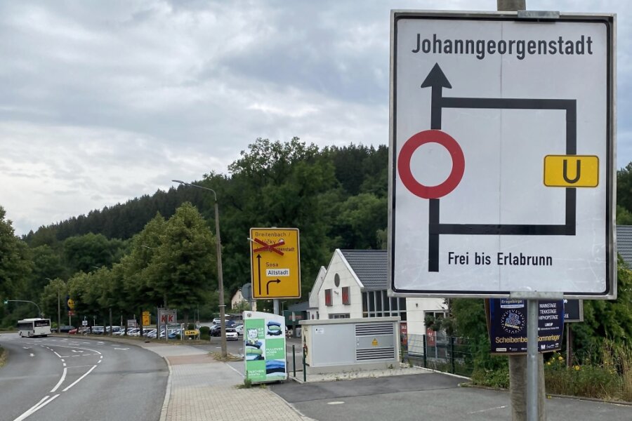 Fahrbahnsanierung auf S 272 bei Johanngeorgenstadt: Deckschicht muss auf 300 Metern wieder raus - Der aktuelle Bauabschnitt der Fahrbahnsanierung auf der Staatsstraße 272 bleibt länger gesperrt als geplant.