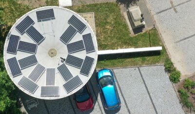 Fahren mit der Energie der Sonne - Blick aus der Vogelperspektive auf die erste Solartankstelle Sachsens, die vor zehn Jahren auf dem Parkplatz des Zwickauer Horchmuseums gebaut worden ist. 